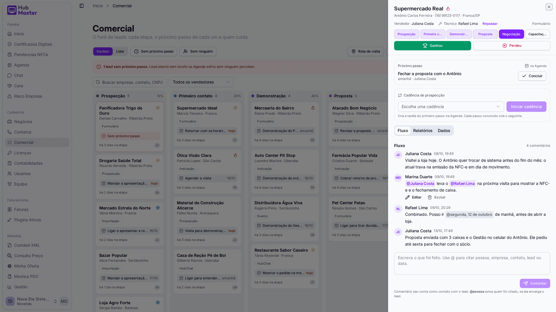 Ficha do lead com as etapas no topo, o próximo passo e as abas Fluxo, Relatórios e Dados.