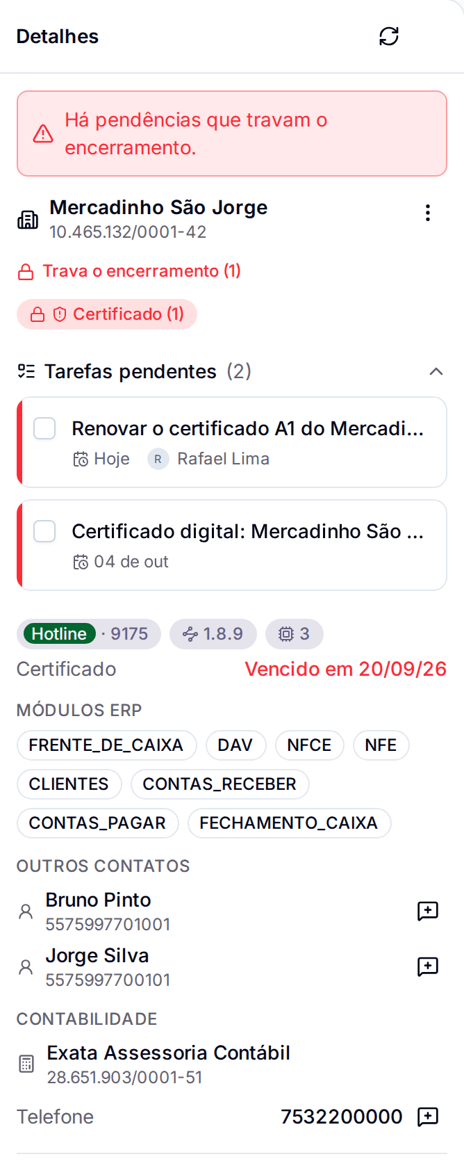 Painel Detalhes ao lado da conversa: ERP, versão do agente, certificado e pendências da empresa com o selo "Trava o encerramento"