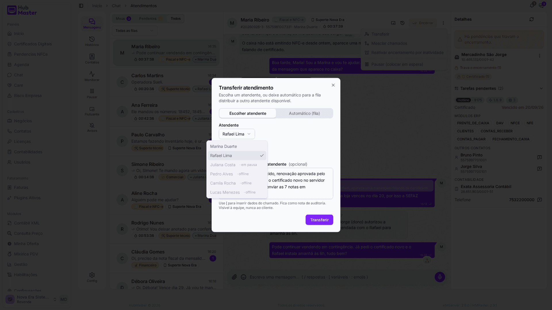 Transferir atendimento: atendentes em pausa ou offline esmaecidos e o campo de contexto para o próximo